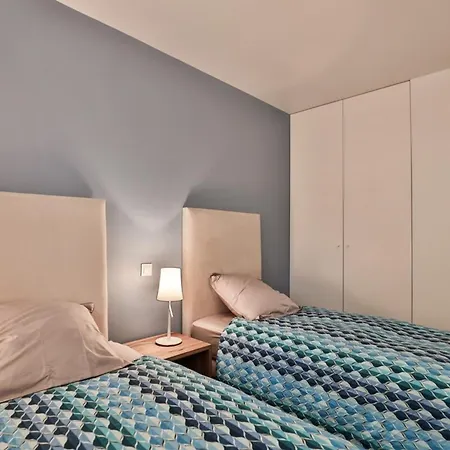 Luxury 3 Bedroom - Close To The - *