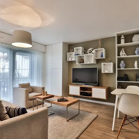 Luxury 3 Bedroom - Close To The - *